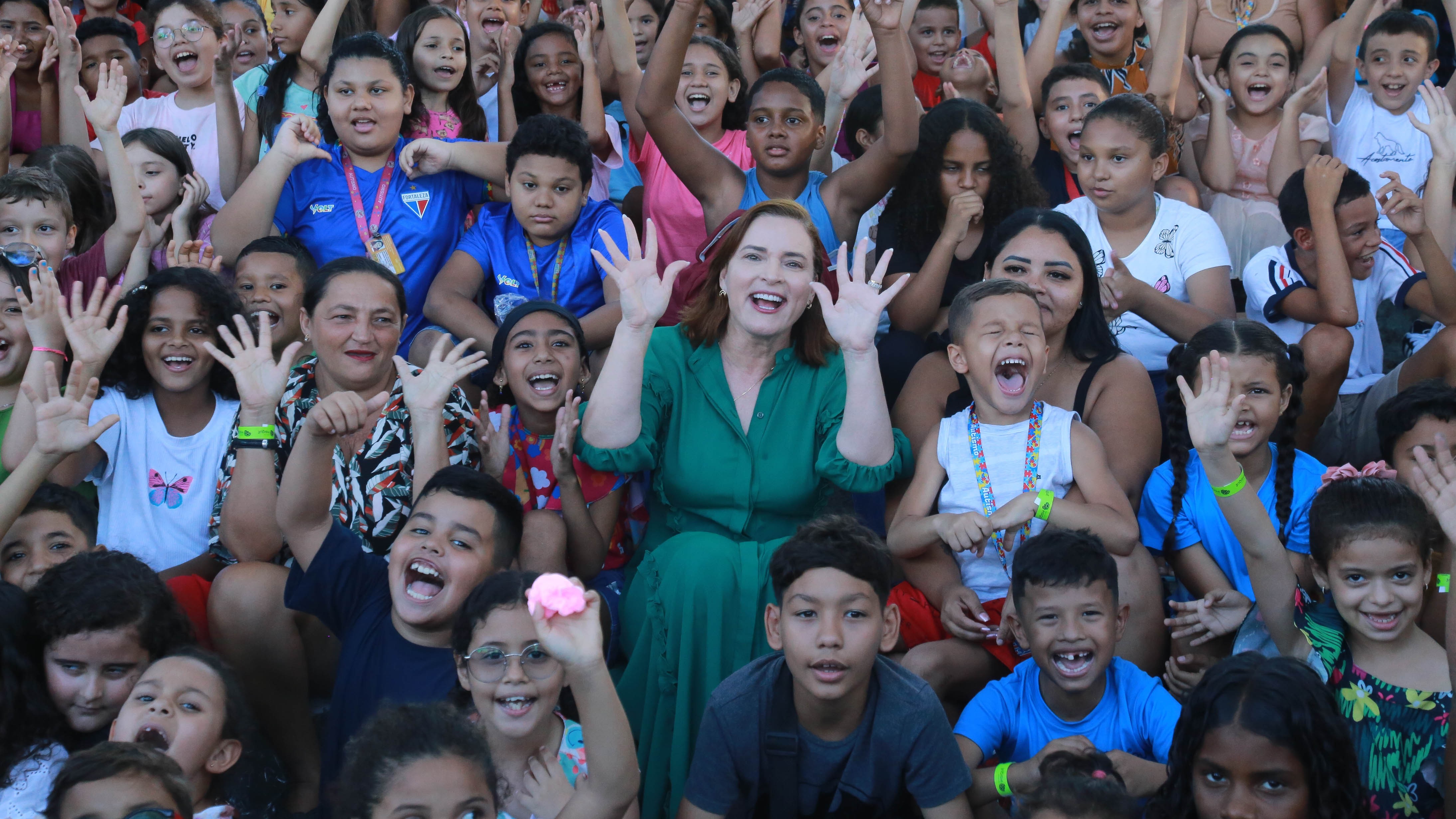 grupo de pessoas posa para a foto